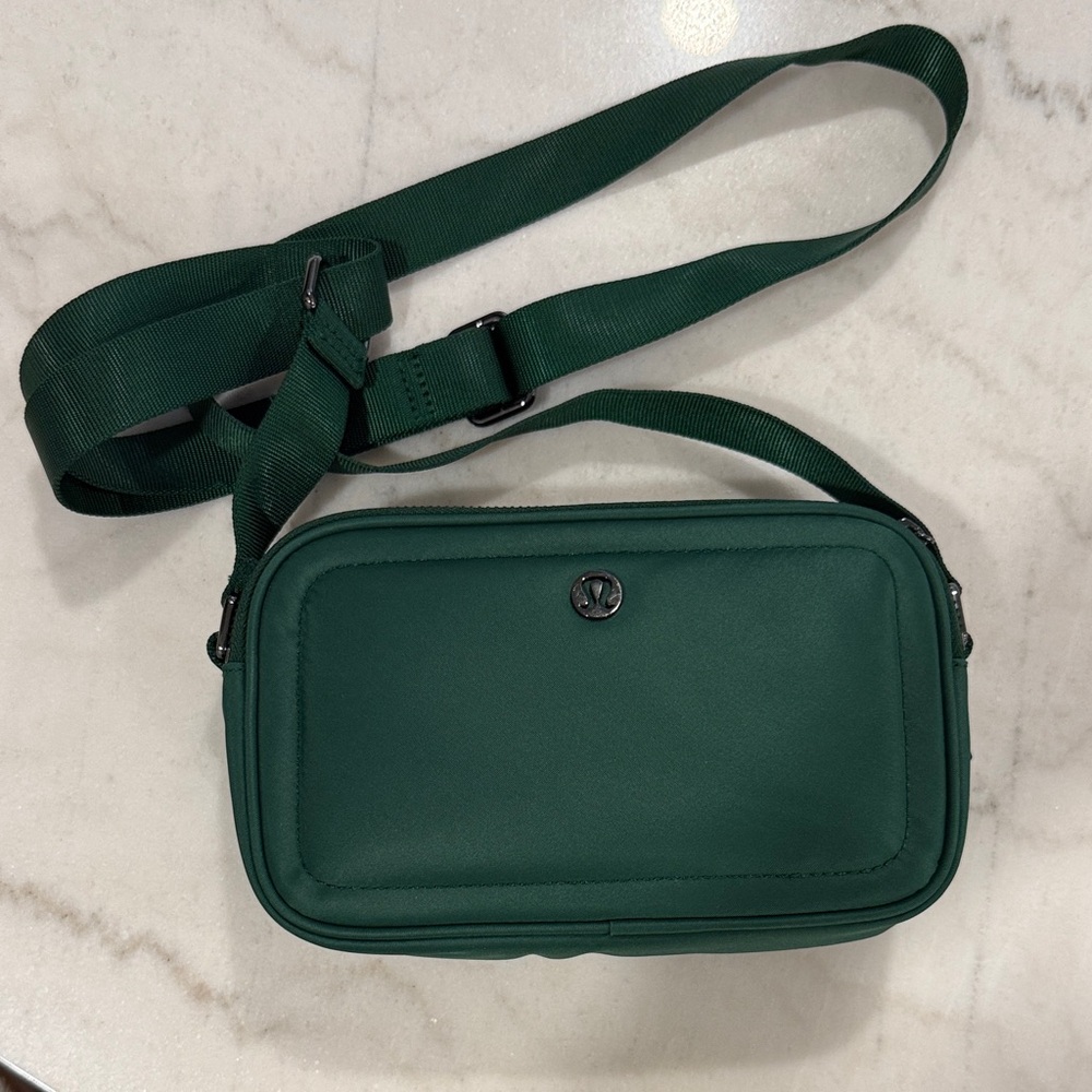 Lululemon Crossbody Camera Bag 2L
Logo